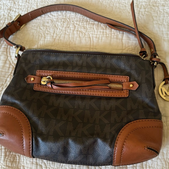 Michael Kors Monogram Signature 2-tone Brown Shoulder Bag w/ Hang Tag Logo Charm - Picture 1 of 10